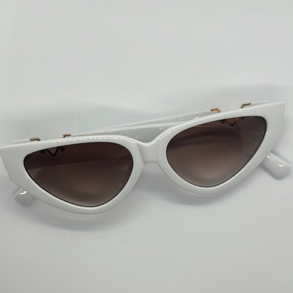 Chic Oversized Square Sunglasses - White Frame, Gold Accents, UV Protection NWT Luxury White Oversized Square Sunglasses with Gold Accent main image 4